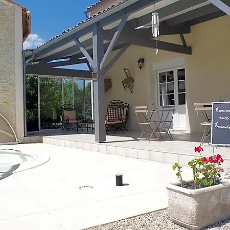Les Lavandieres Bed & Breakfast